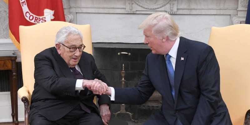 Někdejší americký ministr zahraničí Henry Kissinger s bývalým americkým prezidentem Donaldem Trumpem