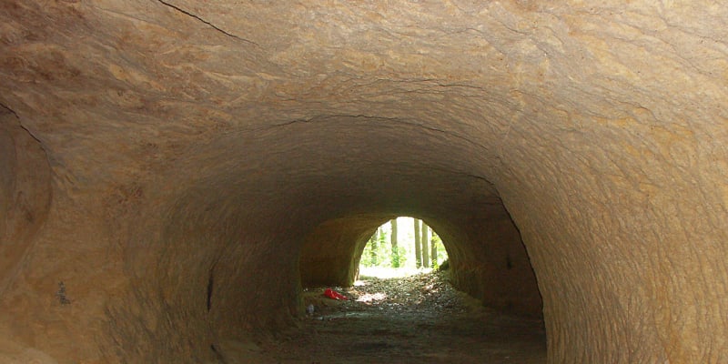 Jeskyně vytvořená při těžbě písku a pískovce