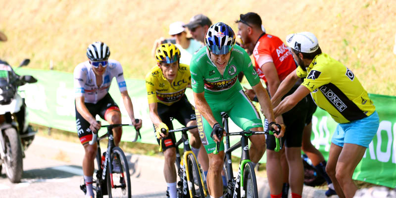 Tři nejviditelnější muži letošní Tour de France. Vpředu Wout van Aert, za ním týmový kolega Vingegaard a jako třetí Pogačar.