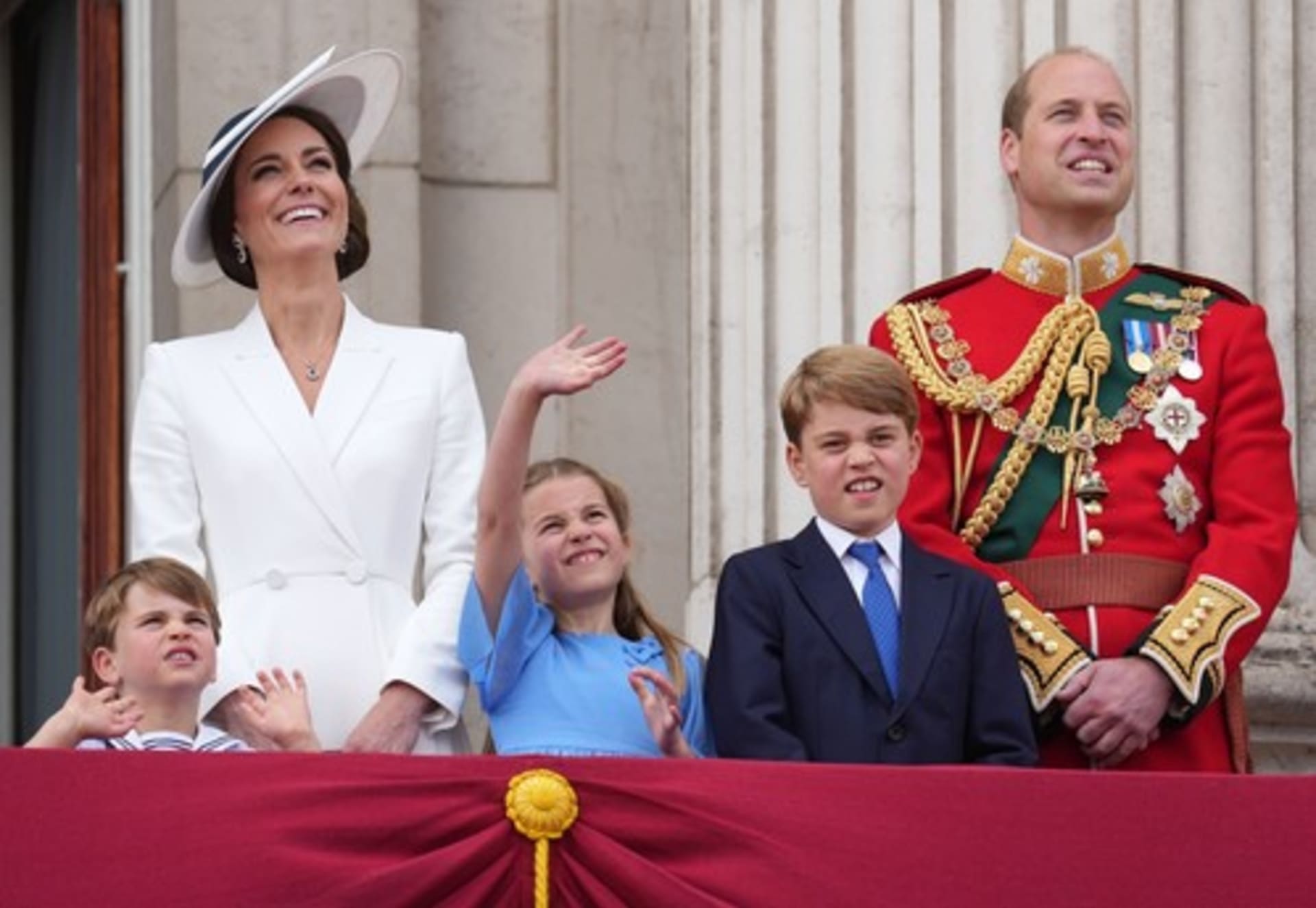 Takhle vypadala celý královská rodina pohromadě během oslav královnina jubilea.  