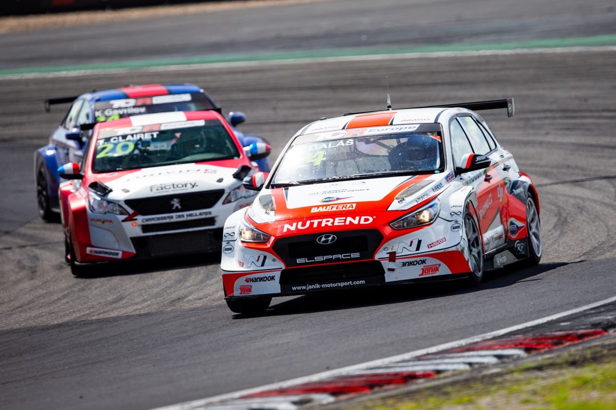 Jáchym Galáš z Janík Motorsportu si v letošní sezóně TCR připsal s vozem Hyundai i30 prvenství ve závodě ve Spa.