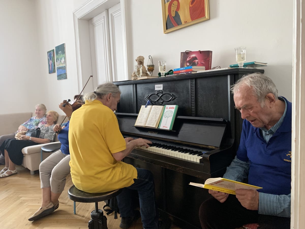 Během muzikoterapie si klienti Centra Seňorina zazpívají písně z mládí a někteří z nich dokonce i zatančí.