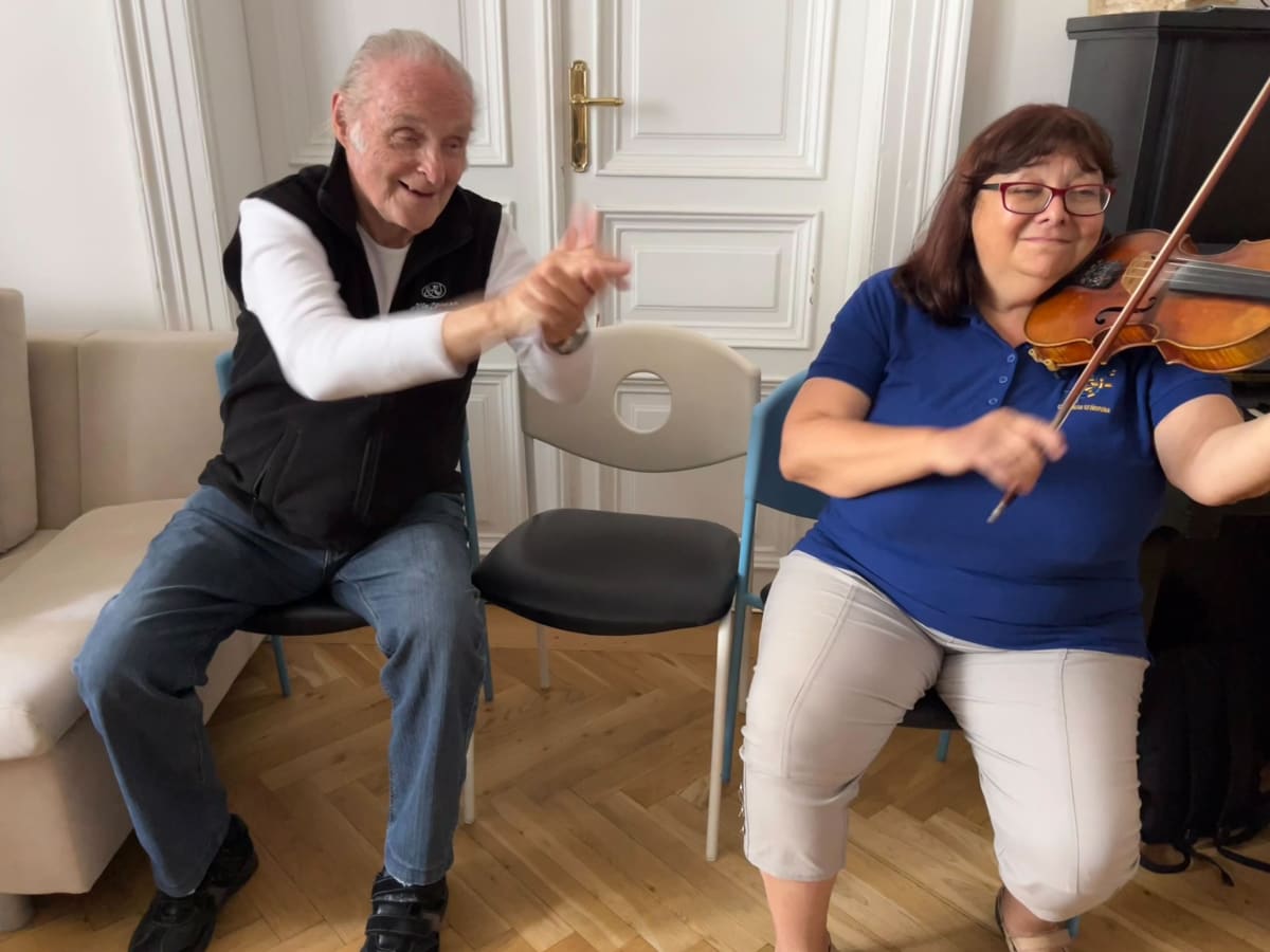 Hudba dělá seniorům radost a také jim pomáhá. 