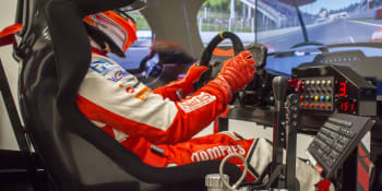 O postup do světového finále virtuálních automobilových závodů usilují i dva Češi