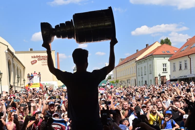 Pavel Francouz ukázal Stanley Cup rodné Plzni.
