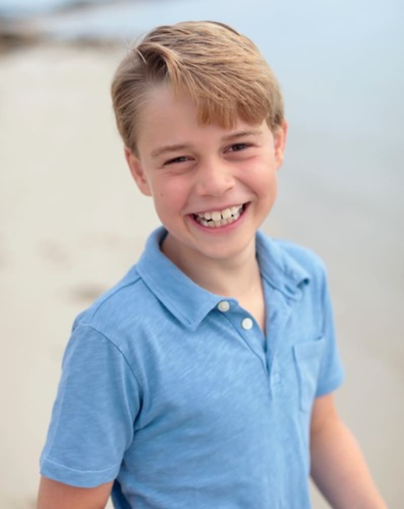 A konečně! Takhle vypadá devítiletý princ George. Jeho maminka ho vyfotila na pláži během dovolené. 