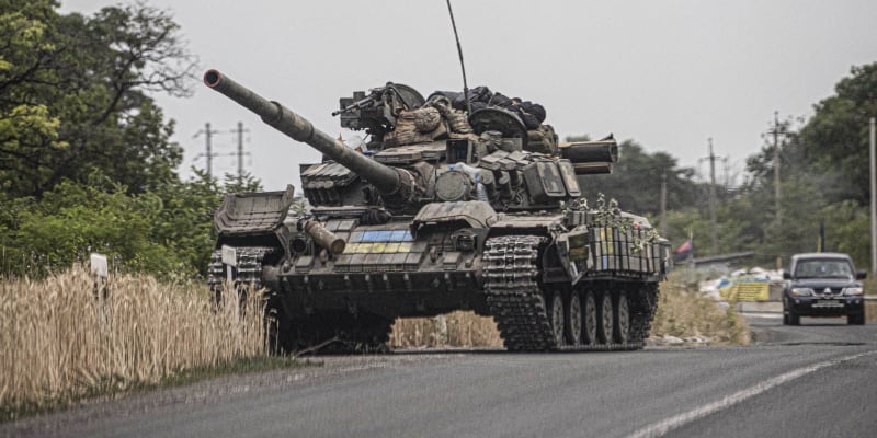 Ukrajinský tank přijíždí na bitevní frontu. (17. července 2022)