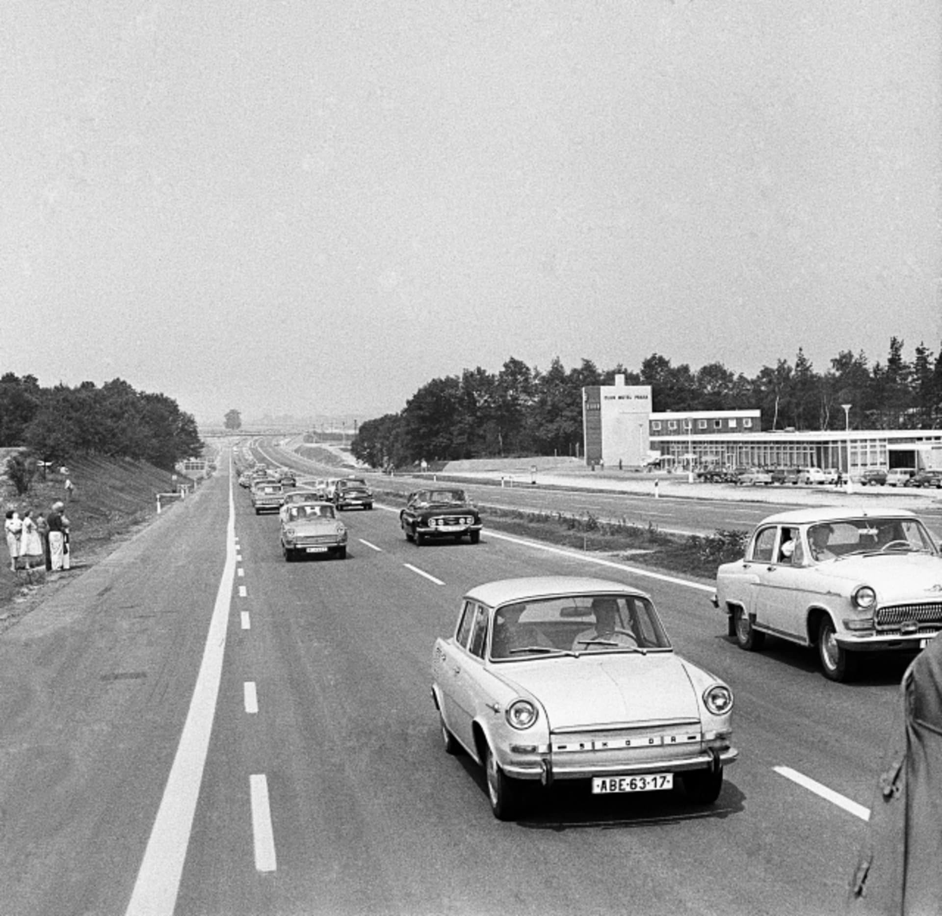 Na první československé dálnici nebyla v 70. letech omezena rychlost. Jiná věc je, že drtivá většina aut jezdících u nás tehdy málokdy jezdila přes 110 km/h.