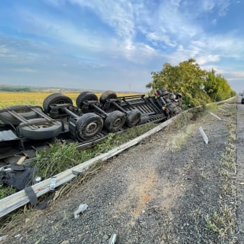 Srážka nákladního a osobního auta u Mikulova na Břeclavsku uzavřela v sobotu ráno hlavní tah I/52 vedoucí z Brna na rakouské hranice.