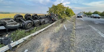 Nehoda na Břeclavsku: Z kamionu unikly stovky litrů toxické látky, dvě ženy se zranily