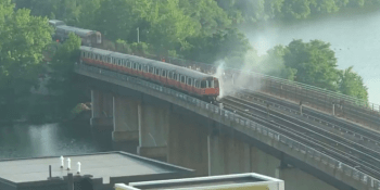 Horor v hořícím vlaku: Myslela jsem, že umřu, líčila cestující. Lidé skákali z oken