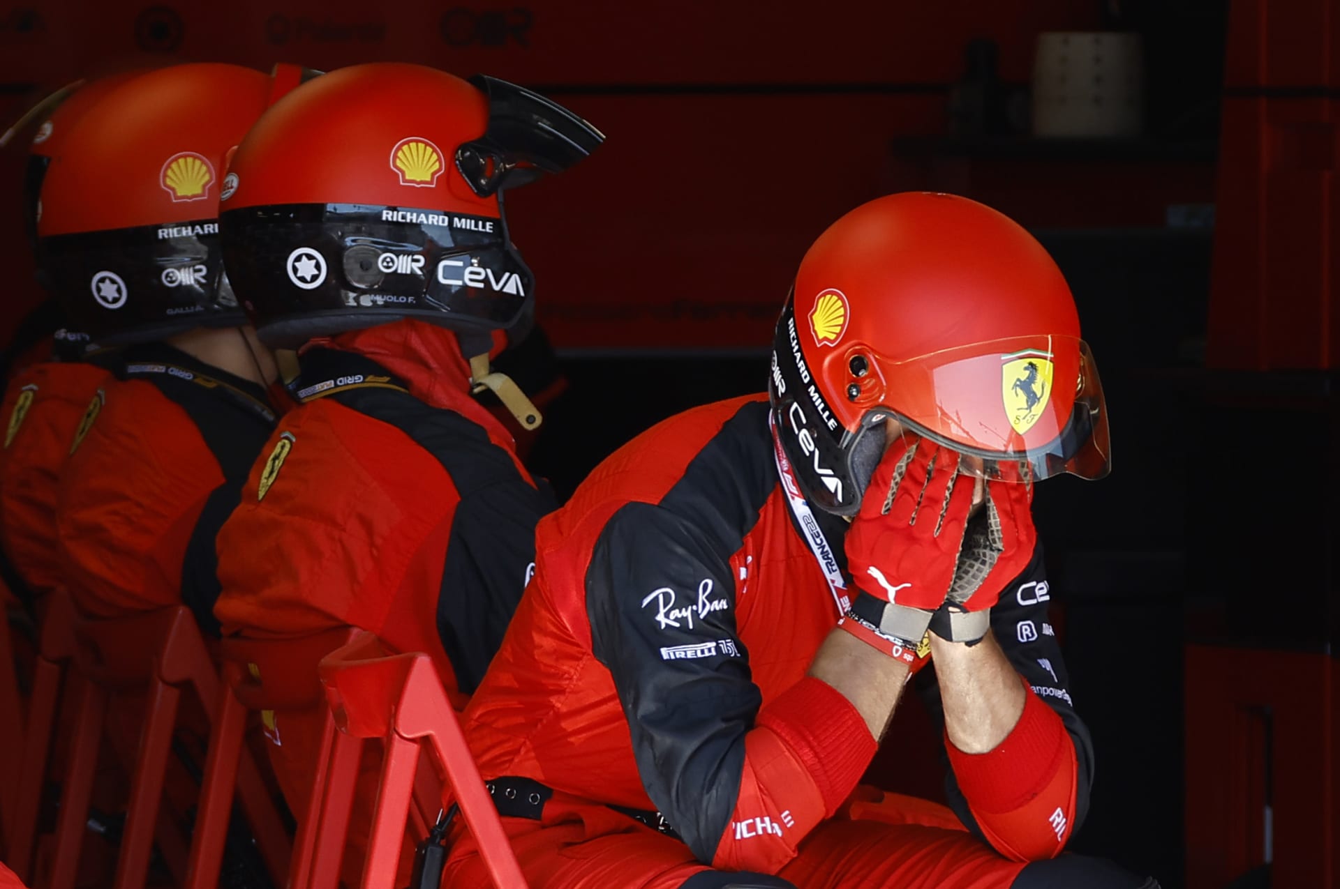 Mechanici Ferrari po nehodě Charlese Leclerca