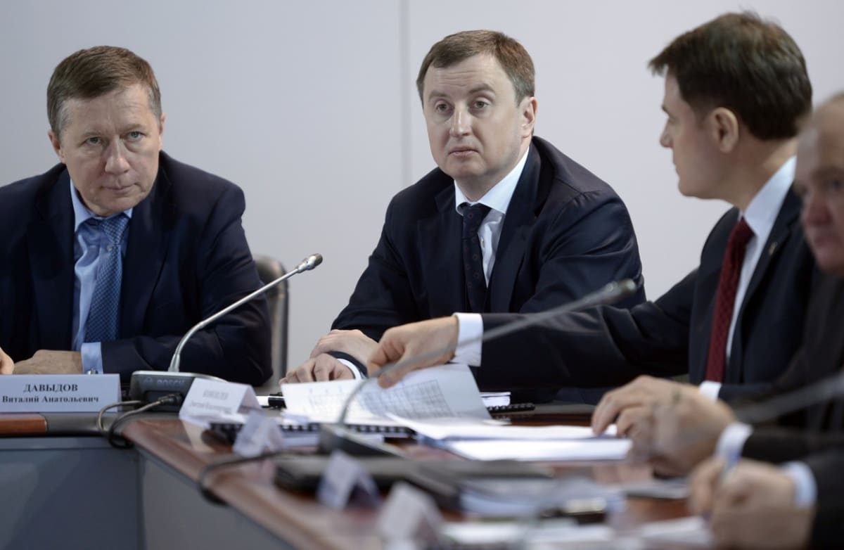 Zbrojní konstruktér Dmitrij Konoplev (uprostřed).
