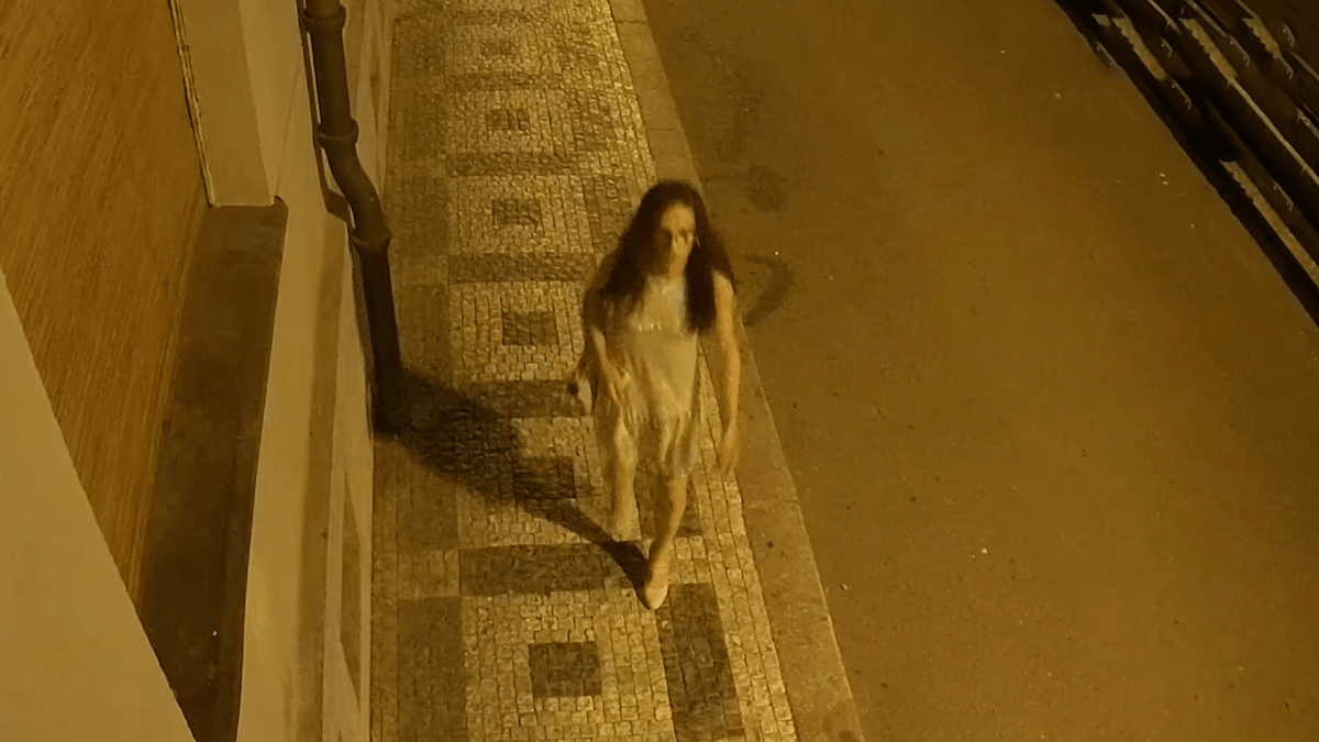 Muž v dámském převleku zaútočil na ženu kladivem