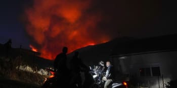 Dovolenkový ráj v plamenech: Řecký boj s ničivým živlem komplikuje vítr i extrémní vedra 