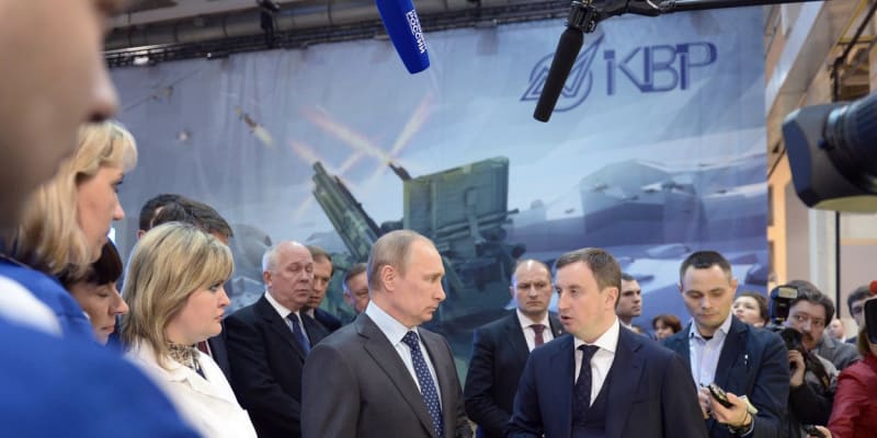 Ruský prezident Vladimir Putin a zbrojní konstruktér Dmitrij Konoplev (vpravo).