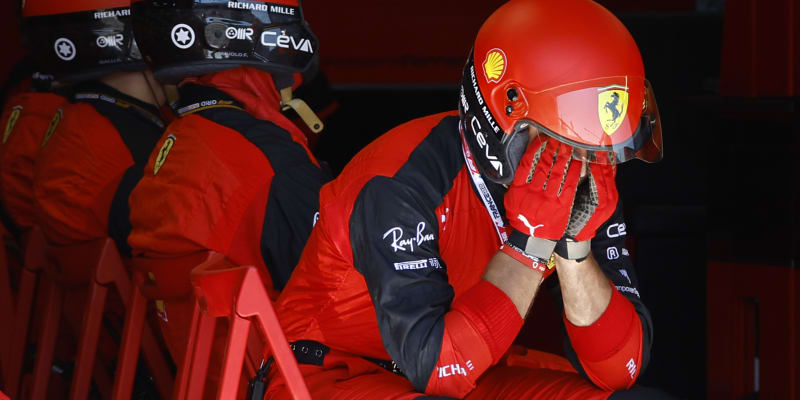 Mechanici Ferrari po nehodě Charlese Leclerca