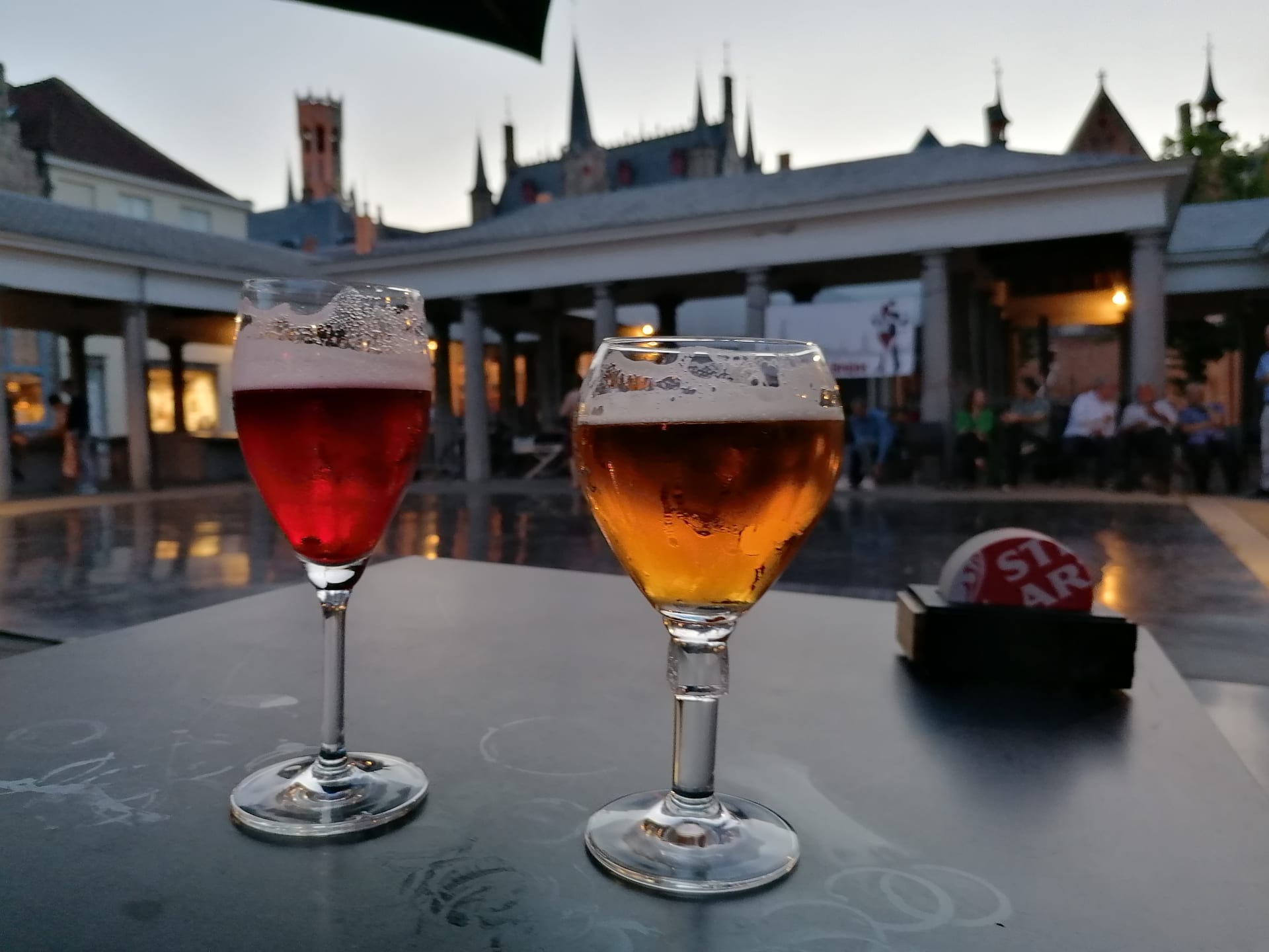 Bruggy v Belgii, památka UNESCO. Noční zastávka na trase z ČR do Velké Británie. Večerní pivo.