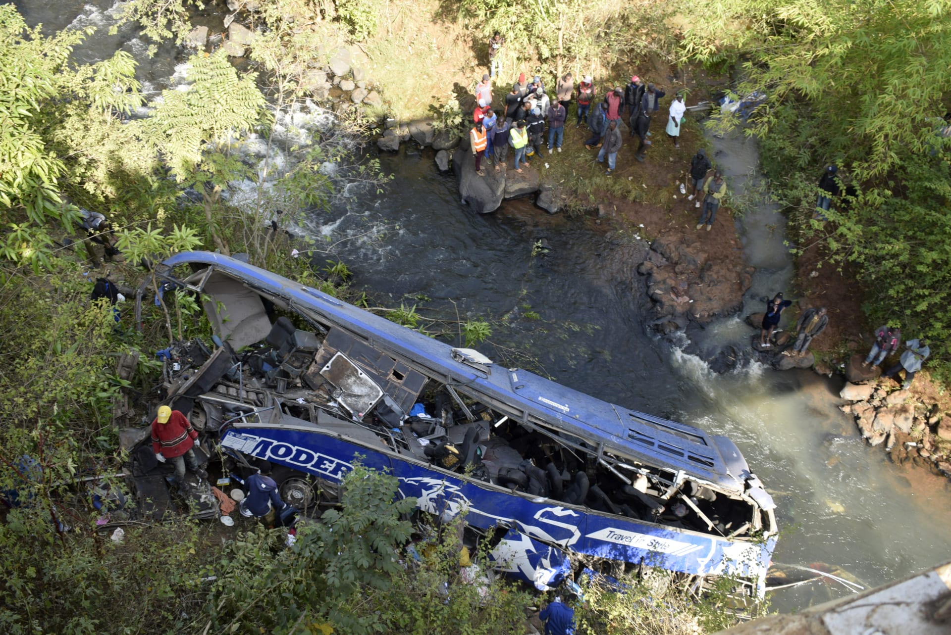 V Keni se zřítil z mostu do řeky autobus.