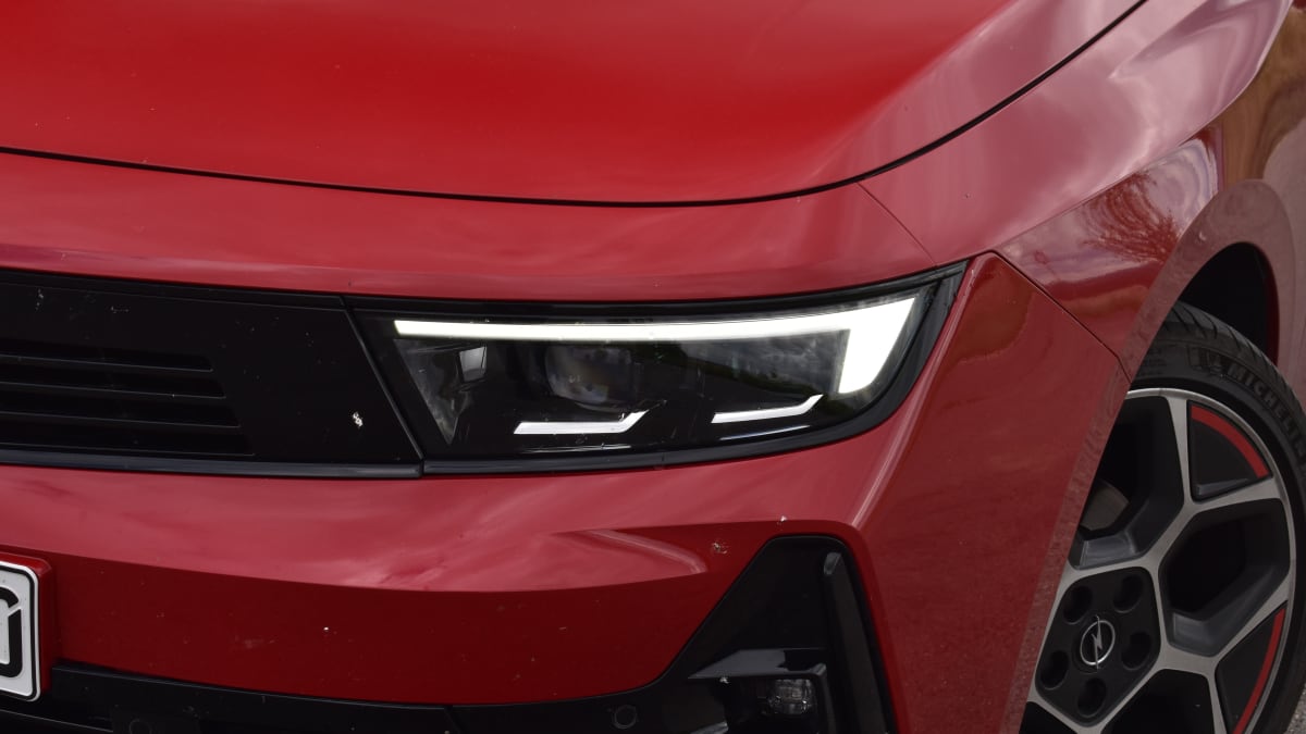 Astra dokáže proměnit noc na den díky nejmodernějším světlometům Intelli-Lux LED Pixel, které pocházejí zvlajkové lodi značky Opel  modelu Insignia. Tyto LED světlomety mají celkem 168 LED elementů a představují naprostou špičku vsegmentu.