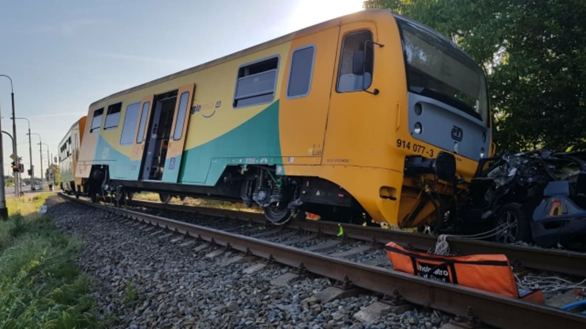 Na železničním přejezdu ve Zlíně se v neděli odpoledne střetl vlak s osobním autem.
