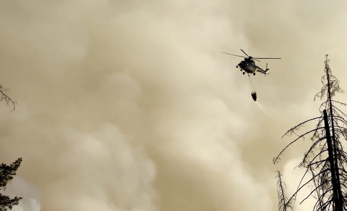Hasičům pomáhají i policisté či armáda s vrtulníky.
