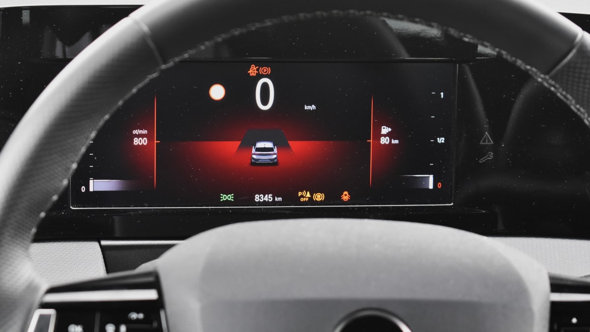 Desetipalcový digitální přístrojový panel je standardní výbavou každého Opelu Astra L. Grafika je spíše taková pohádková, ale zase vcelku přehledná.