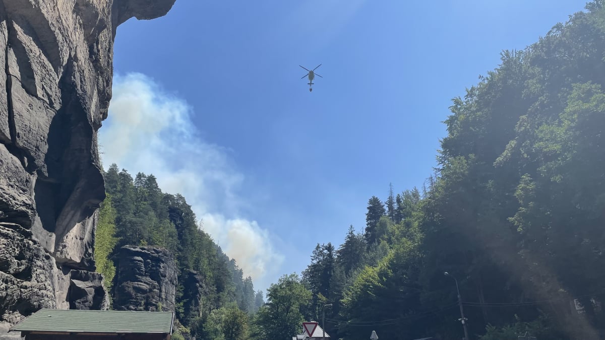 U požáru v Českém Švýcarsku zasahují desítky hasičů.