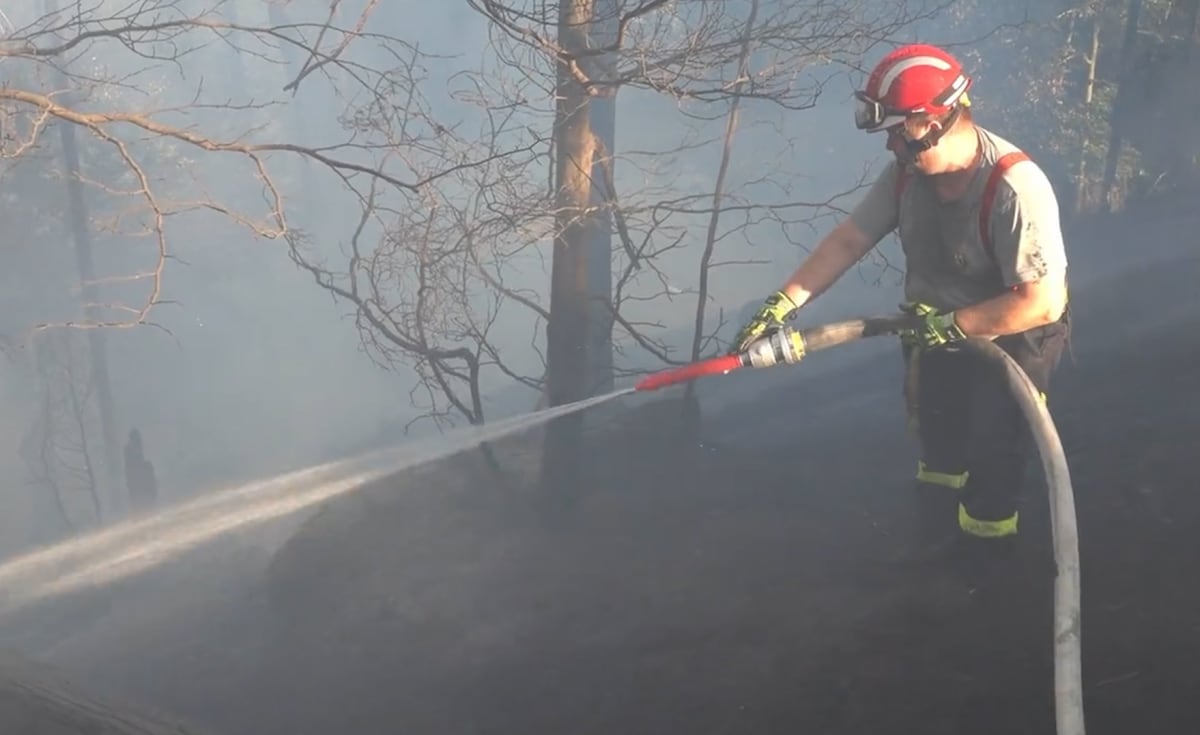 Hasiči bojují s požárem v Českém Švýcarsku od neděle.