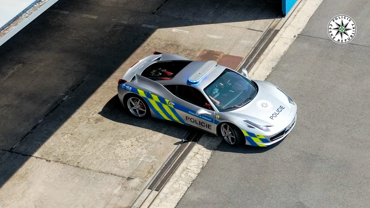 Policie zařadila do svých služeb Ferrari F 142  458 Italia.