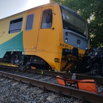 Na železničním přejezdu ve Zlíně se v neděli odpoledne střetl osobní vlak jedoucí z Otrokovic na Zlínsku do Zlína s osobním autem.