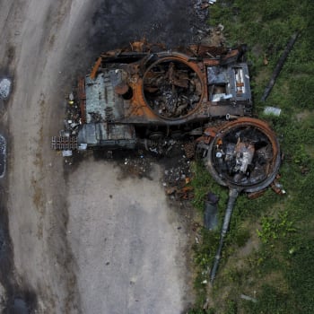 Vrak zničeného tanku u Kyjeva, 14. června