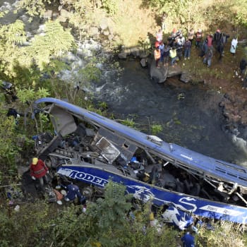 V Keni se zřítil z mostu do řeky autobus.