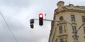 Kamery na semaforech průjezd na červenou nemonitorují. Nebezpečí ale číhá opodál