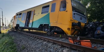 Tragická nehoda ve Zlíně: Osobní vlak smetl na přejezdu auto. Řidič vozidla srážku nepřežil