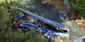 Tragédie v Keni: Autobus se zřítil z mostu, zemřelo 24 lidí. Vozidlu nejspíš selhaly brzdy
