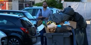 Nesnesitelný puch a zahnívající odpadky v ulicích. Popeláři se do čtvrti v Bordeaux bojí