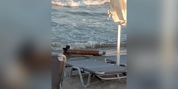 Turisté nevěřili svým očím. Moře v Bulharsku před jejich lehátka vyplavilo část ruské rakety