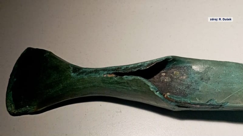 Pětiletý Matyáš našel díky detektoru kovu poklad: sekyrku z doby bronzové.