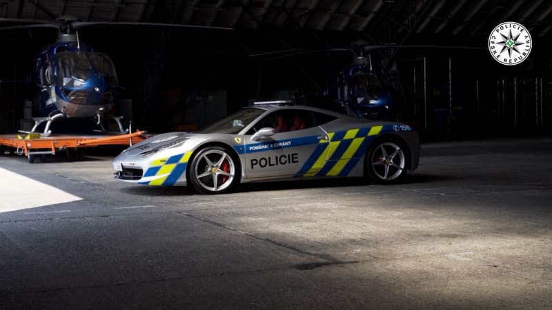 Policie zařadila do svých služeb Ferrari F 142  458 Italia.