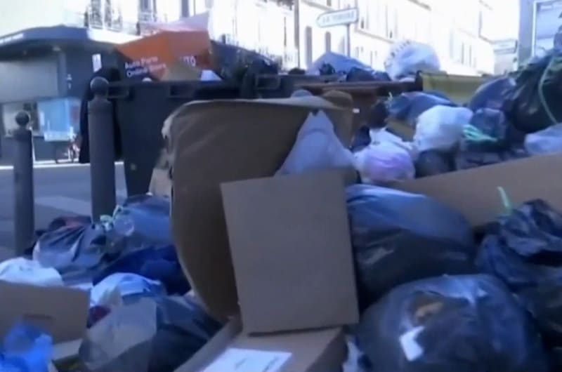 Odpadky v ulicích Bordeaux