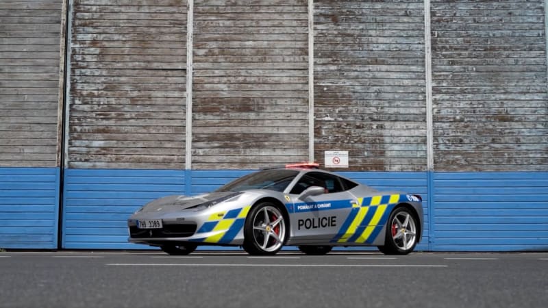 Policie zařadila do svých služeb Ferrari F 142 - 458 Italia.