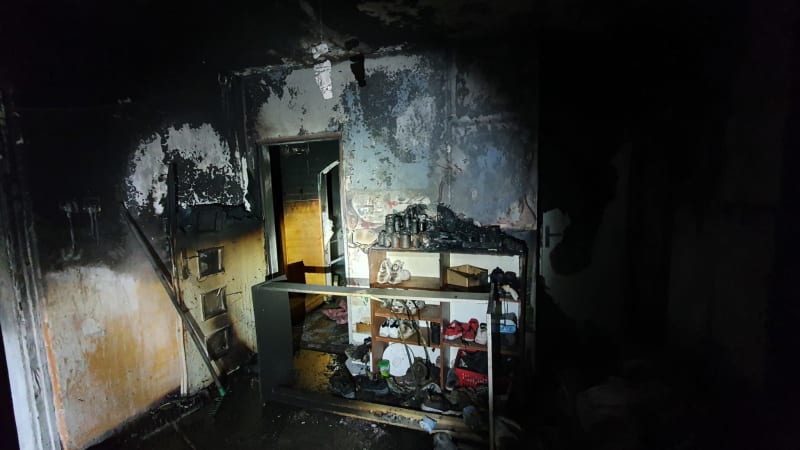 Požár bytového domu připravil 17 lidí o domov