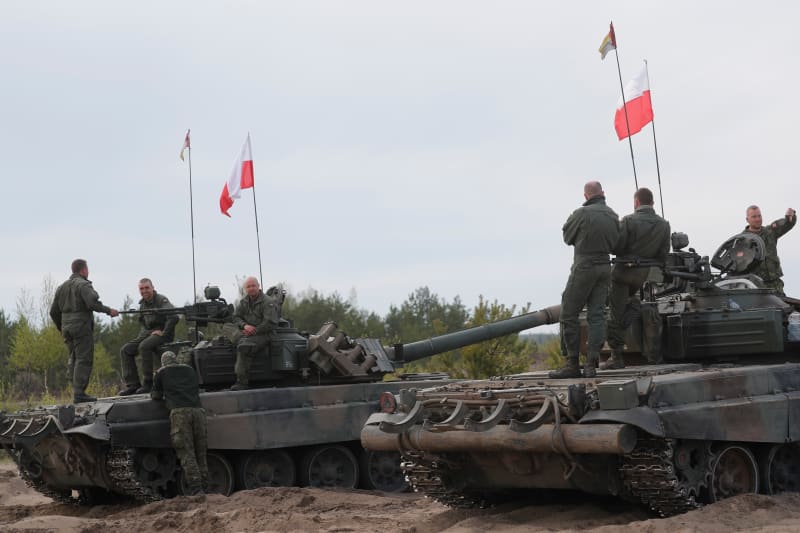 Polské tanky PT-91 Twardy na cvičení Spear 2022. Tyto stroje mělo Polsko dodat Ukrajině.