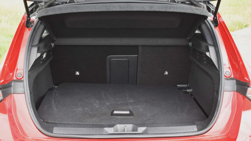 Solidní je i 422litrový kufr, což je na hatchback nižší střední třídy nadále nadprůměrná hodnota.