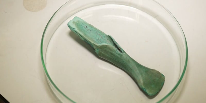 Pětiletý Matyáš našel díky detektoru kovu poklad: sekyrku z doby bronzové.