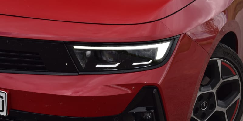 Astra dokáže proměnit noc na den díky nejmodernějším světlometům Intelli-Lux LED Pixel, které pocházejí zvlajkové lodi značky Opel  modelu Insignia. Tyto LED světlomety mají celkem 168 LED elementů a představují naprostou špičku vsegmentu.