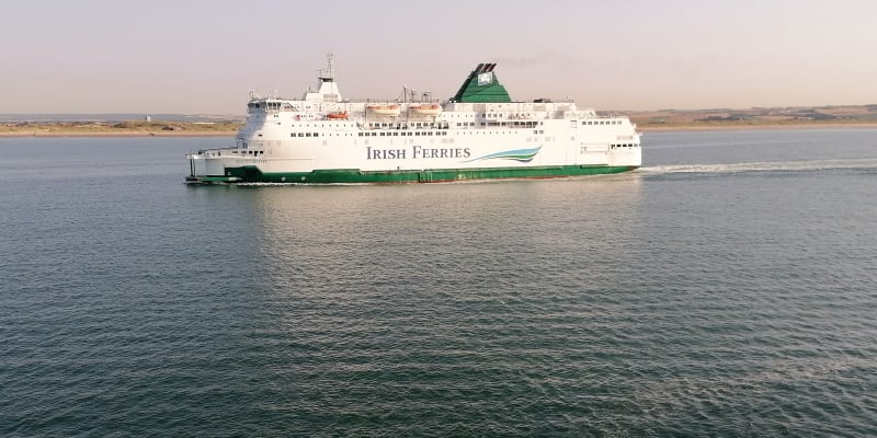 Trajekt irské lodní společnosti Irish Ferries přes kanál La Manche. Tam a zpět autem (pro dvě osoby ve voze) z Calais do Doveru stojí palubní lístek kolem 4 tisíc korun.