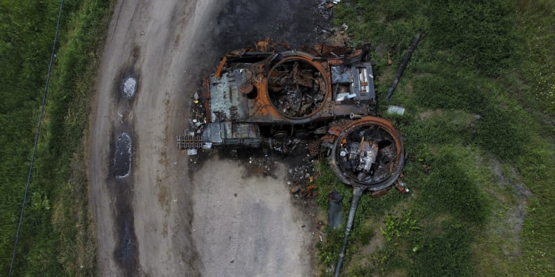 Vrak zničeného tanku u Kyjeva, 14. června
