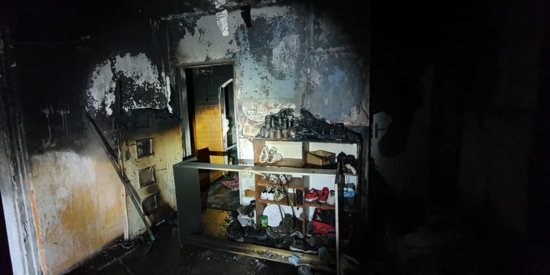 Požár bytového domu připravil 17 lidí o domov